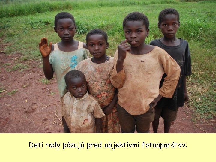 Deti rady pózujú pred objektívmi fotoaparátov. 