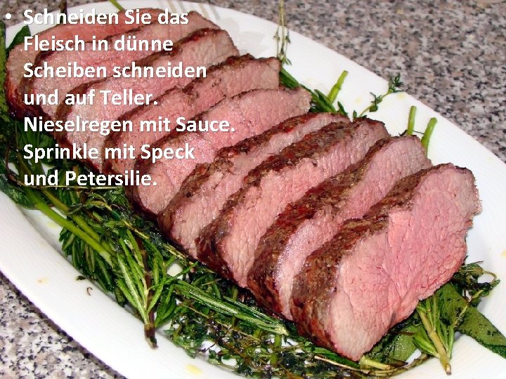  • Schneiden Sie das Fleisch in dünne Scheiben schneiden und auf Teller. Nieselregen