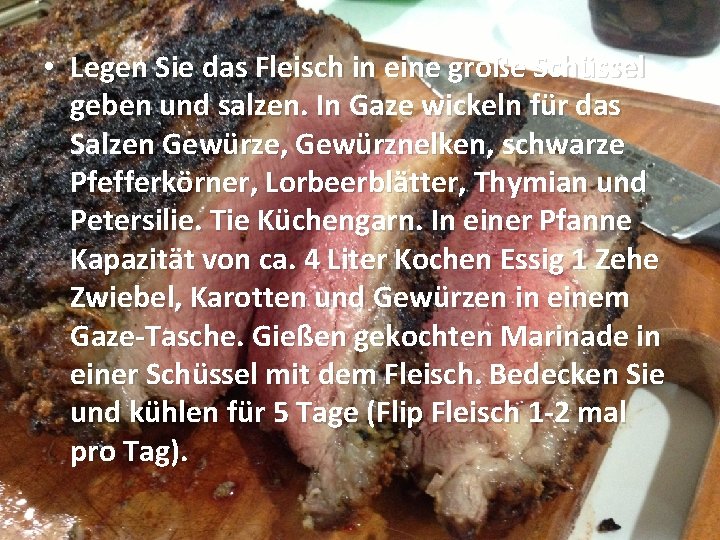  • Legen Sie das Fleisch in eine große Schüssel geben und salzen. In