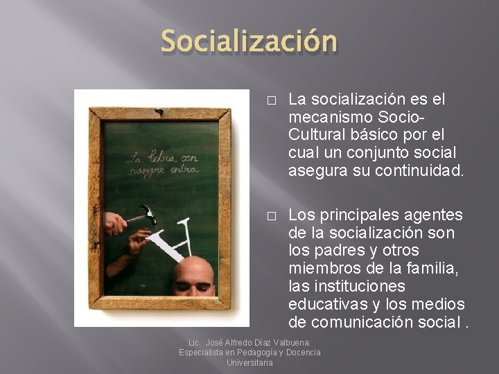 Socialización � La socialización es el mecanismo Socio. Cultural básico por el cual un