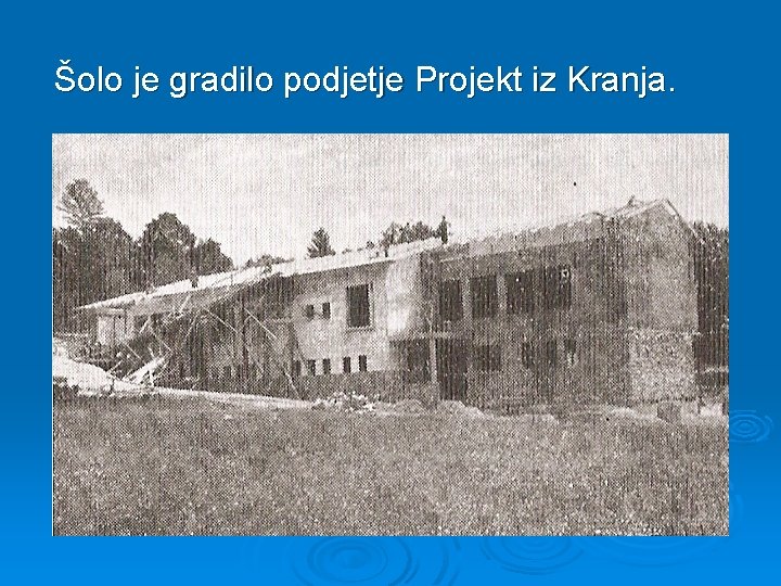 Šolo je gradilo podjetje Projekt iz Kranja. 