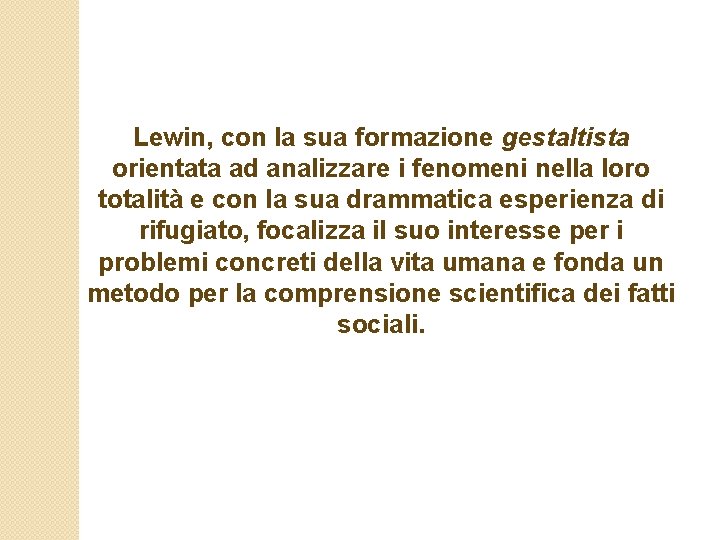 Lewin, con la sua formazione gestaltista orientata ad analizzare i fenomeni nella loro totalità