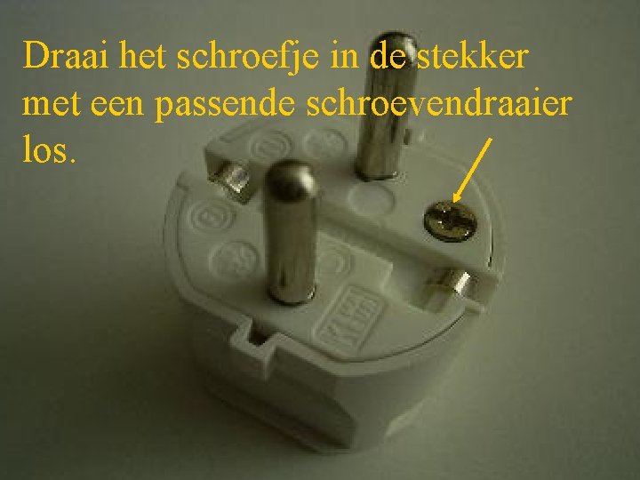 Draai het schroefje in de stekker met een passende schroevendraaier los. 