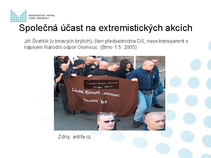 Společná účast na extremistických akcích Jiří Švehlík (v tmavých brýlích), člen předsednictva DS, nese