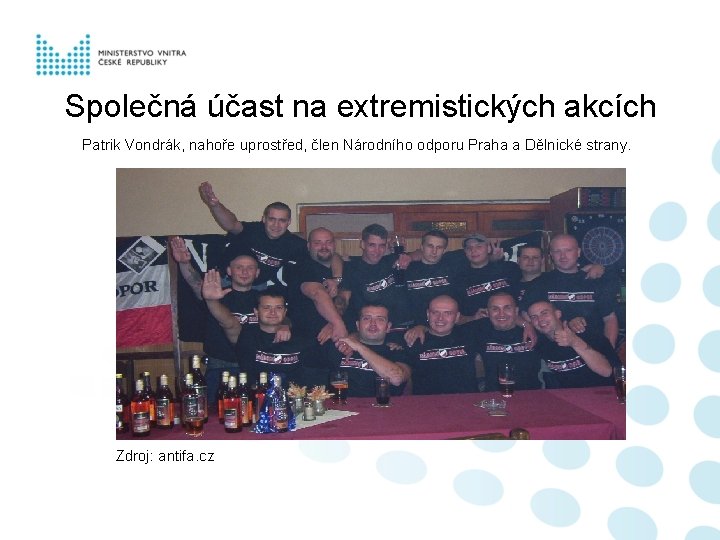 Společná účast na extremistických akcích Patrik Vondrák, nahoře uprostřed, člen Národního odporu Praha a