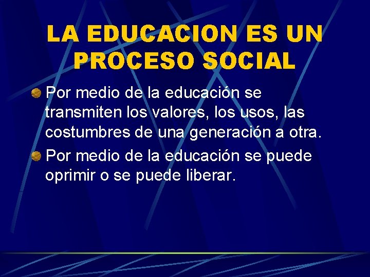 LA EDUCACION ES UN PROCESO SOCIAL Por medio de la educación se transmiten los