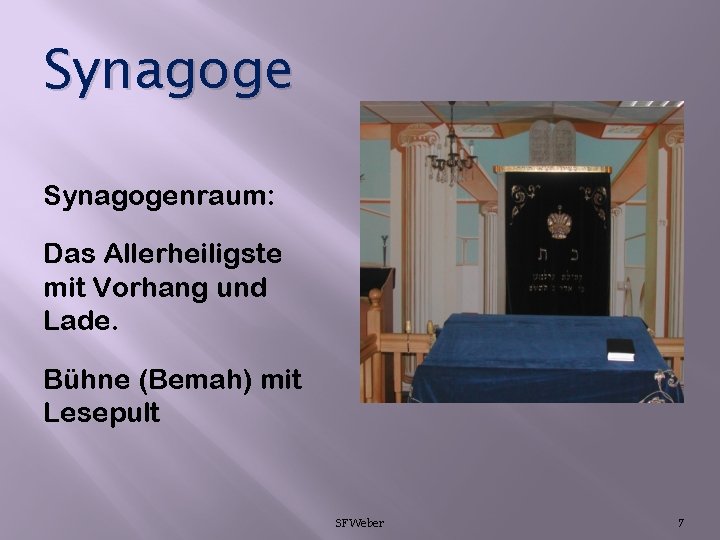 Synagogenraum: Das Allerheiligste mit Vorhang und Lade. Bühne (Bemah) mit Lesepult SFWeber 7 