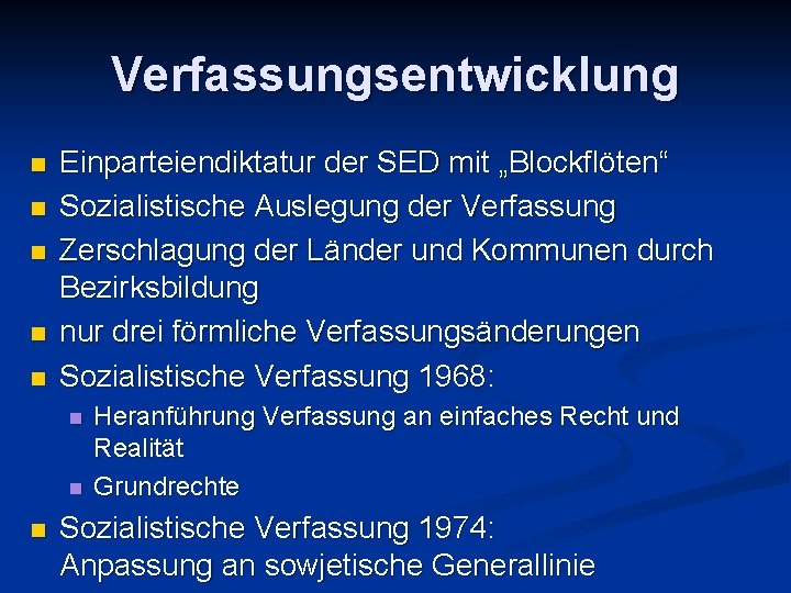 Verfassungsentwicklung n n n Einparteiendiktatur der SED mit „Blockflöten“ Sozialistische Auslegung der Verfassung Zerschlagung