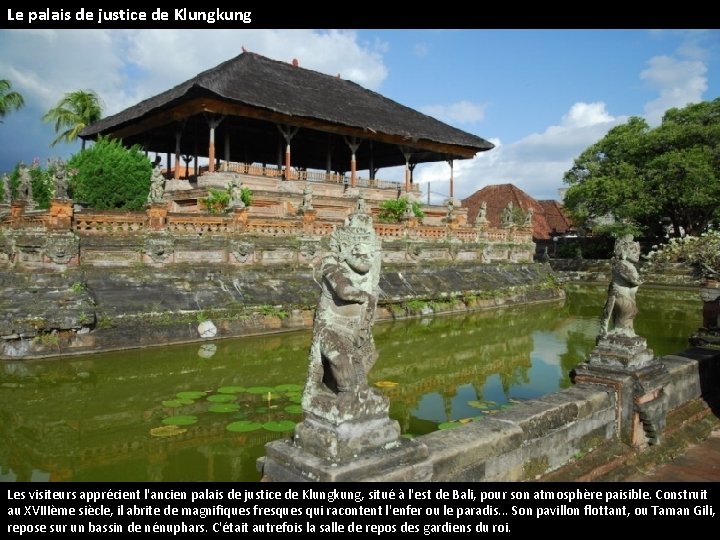 Le palais de justice de Klungkung Les visiteurs apprécient l'ancien palais de justice de