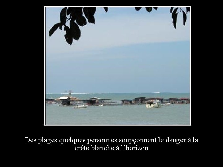 Des plages quelques personnes soupçonnent le danger à la crête blanche à l’horizon 