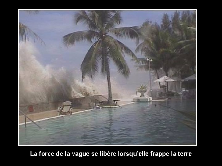 La force de la vague se libère lorsqu’elle frappe la terre 