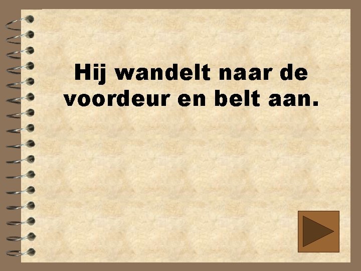 Hij wandelt naar de voordeur en belt aan. 