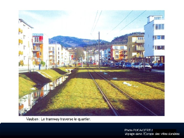 Vauban : Le tramway traverse le quartier. Photo PUCA/CERTU Voyage dans l’Europe des villes