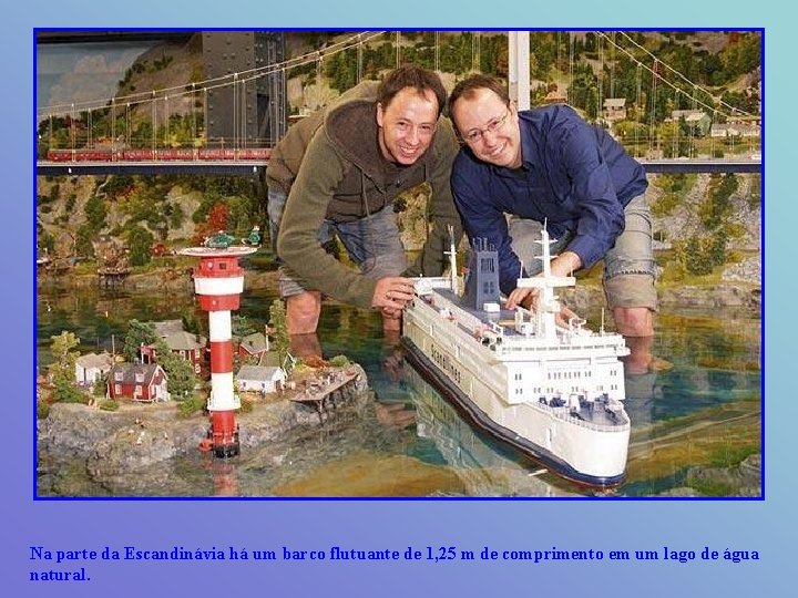 Na parte da Escandinávia há um barco flutuante de 1, 25 m de comprimento