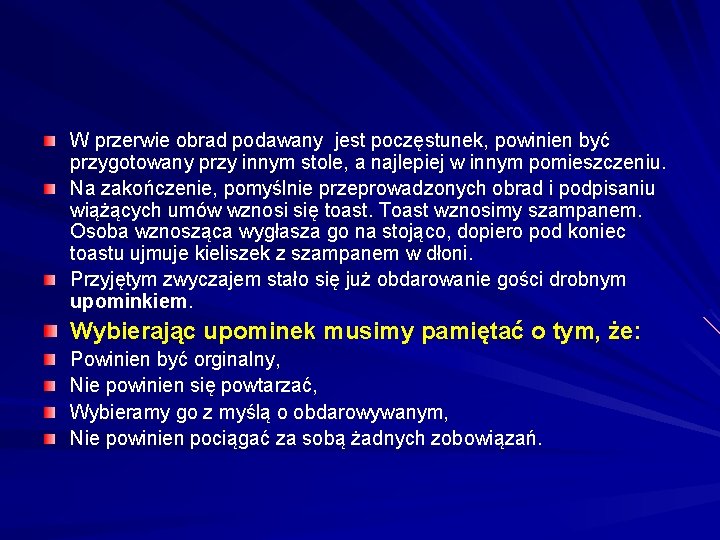 W przerwie obrad podawany jest poczęstunek, powinien być przygotowany przy innym stole, a najlepiej