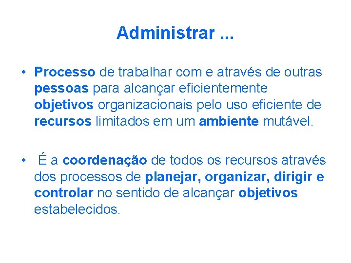 Administrar. . . • Processo de trabalhar com e através de outras pessoas para