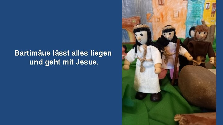 Bartimäus lässt alles liegen und geht mit Jesus. 