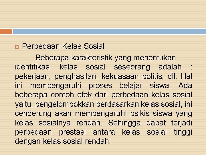 Perbedaan Kelas Sosial Beberapa karakteristik yang menentukan identifikasi kelas sosial seseorang adalah : pekerjaan,