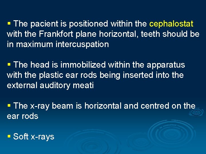 § The pacient is positioned within the cephalostat with the Frankfort plane horizontal, teeth