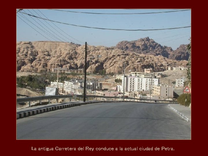 La antigua Carretera del Rey conduce a la actual ciudad de Petra. 