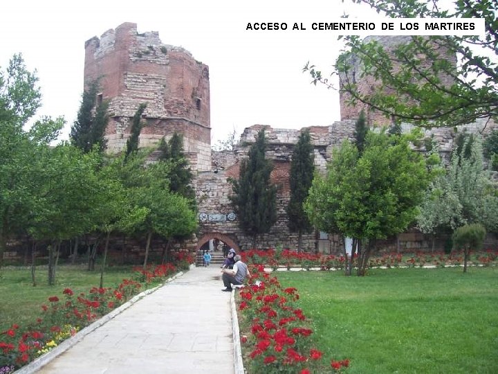 ACCESO AL CEMENTERIO DE LOS MARTIRES 