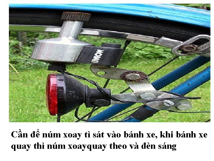 Cần để núm xoay tì sát vào bánh xe, khi bánh xe quay thì