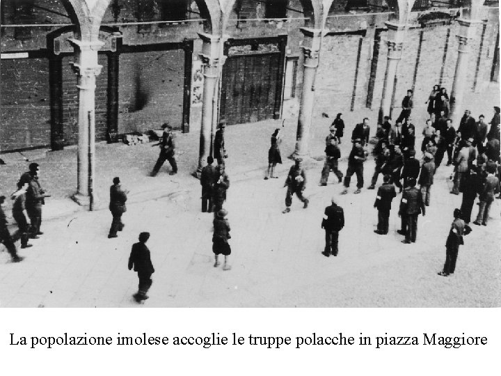 La popolazione imolese accoglie le truppe polacche in piazza Maggiore 