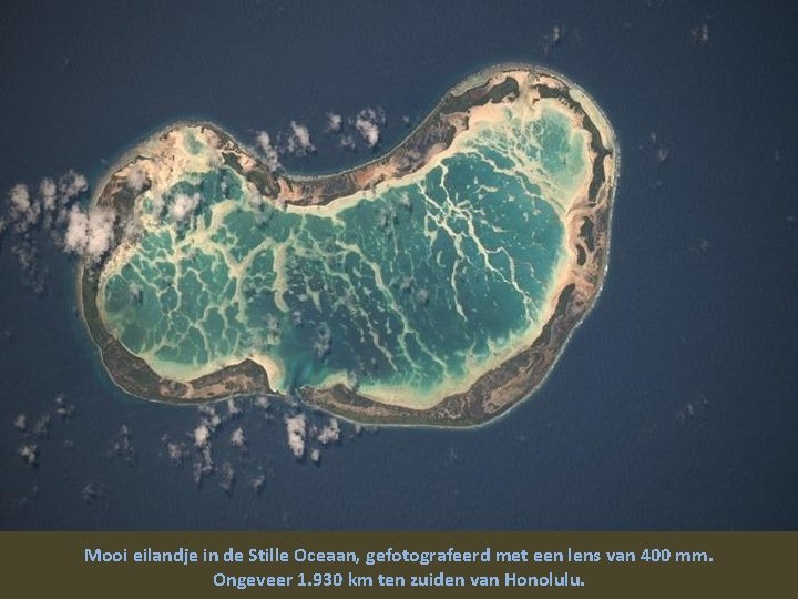 Mooi eilandje in de Stille Oceaan, gefotografeerd met een lens van 400 mm. Ongeveer