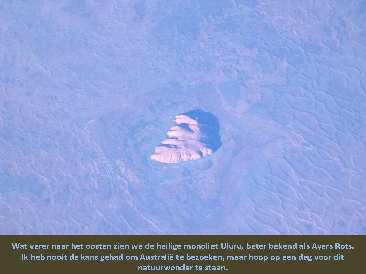 Wat verer naar het oosten zien we de heilige monoliet Uluru, beter bekend als