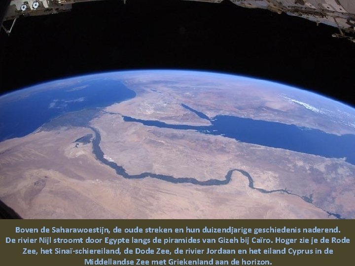 Boven de Saharawoestijn, de oude streken en hun duizendjarige geschiedenis naderend. De rivier Nijl