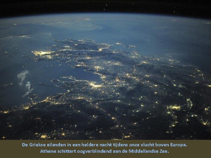 De Griekse eilanden in een heldere nacht tijdens onze vlucht boven Europa. Athene schittert