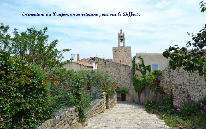 En montant au Donjon, on se retourne , vue sur le Beffroi. 