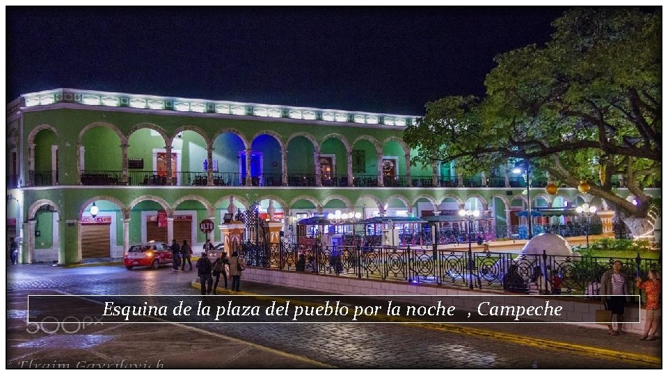 Esquina de la plaza del pueblo por la noche , Campeche 