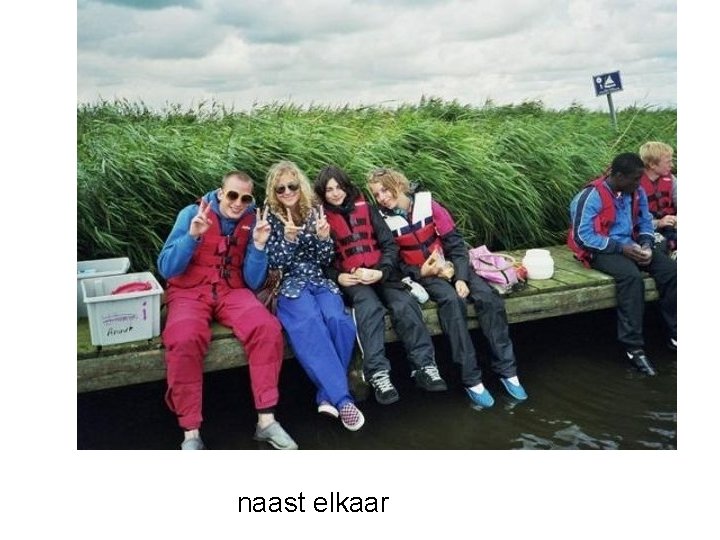 naast elkaar 