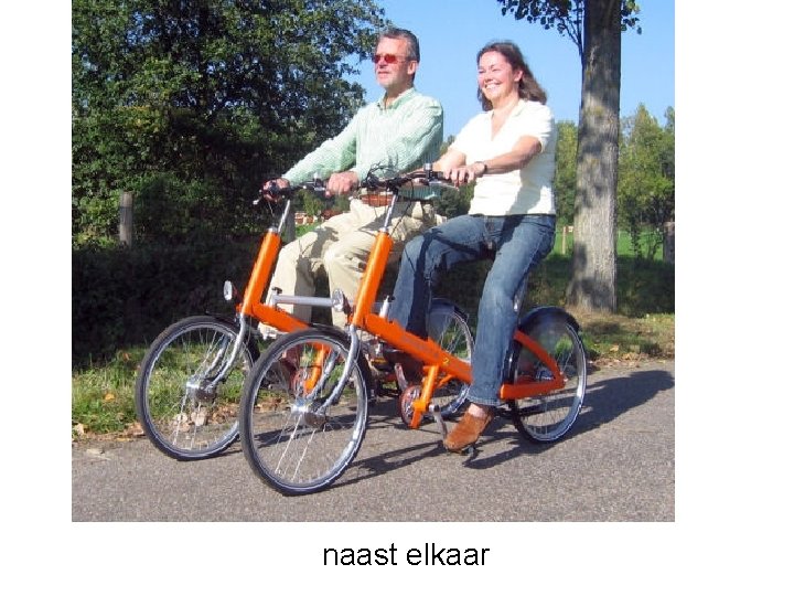 naast elkaar 