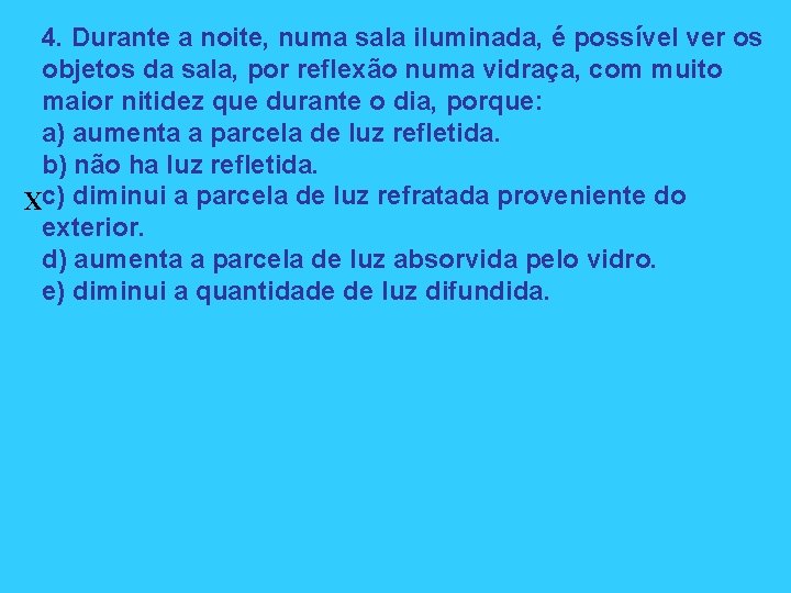 4. Durante a noite, numa sala iluminada, é possível ver os objetos da sala,