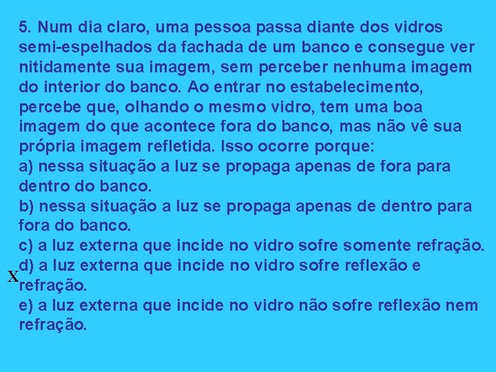 5. Num dia claro, uma pessoa passa diante dos vidros semi-espelhados da fachada de 5. Num dia claro, uma pessoa passa diante dos vidros semi-espelhados da fachada de
