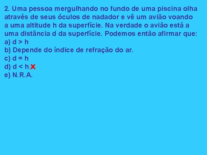 2. Uma pessoa mergulhando no fundo de uma piscina olha através de seus óculos