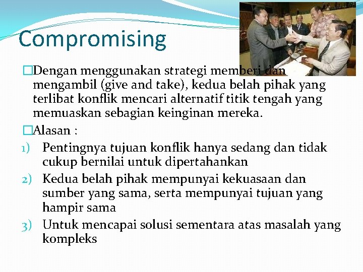Compromising �Dengan menggunakan strategi memberi dan mengambil (give and take), kedua belah pihak yang