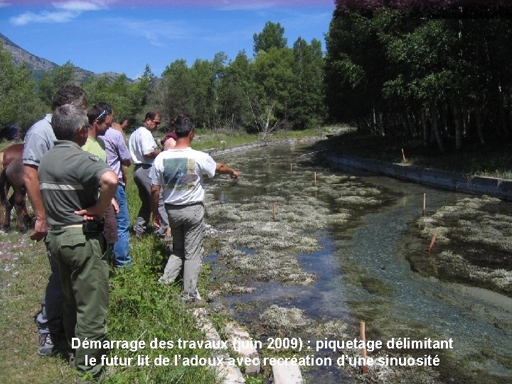 Démarrage des travaux (juin 2009) : piquetage délimitant le futur lit de l’adoux avec