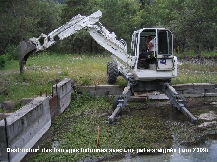 Destruction des barrages bétonnés avec une pelle araignée (juin 2009) 