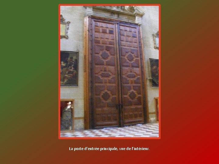 La porte d’entrée principale, vue de l’intérieur. 