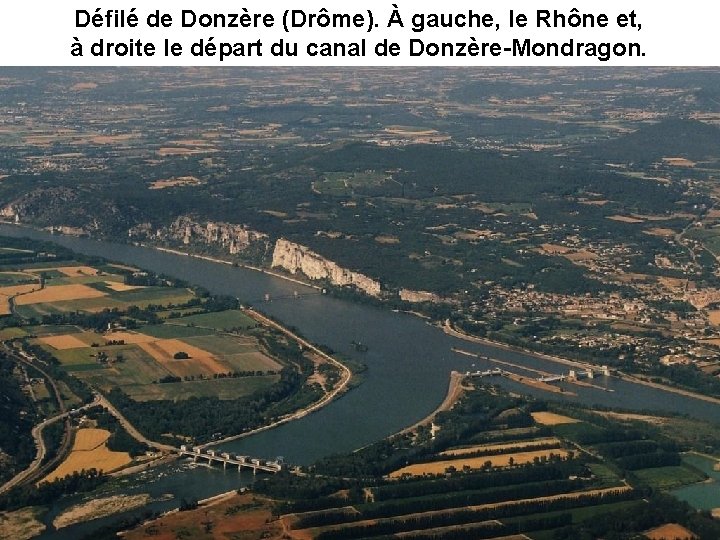 Défilé de Donzère (Drôme). À gauche, le Rhône et, à droite le départ du