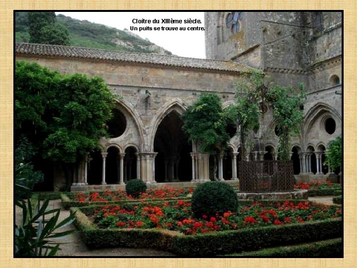 Cloître du XIIIème siècle. Un puits se trouve au centre. 