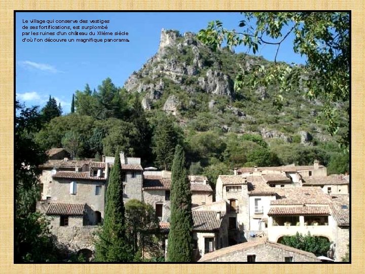 Le village qui conserve des vestiges de ses fortifications, est surplombé par les ruines