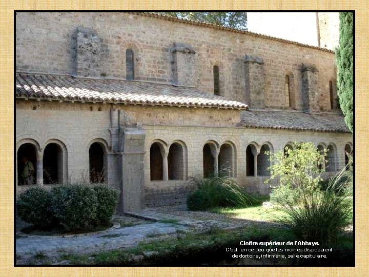 Cloître supérieur de l’Abbaye. C’est en ce lieu que les moines disposaient de dortoirs,