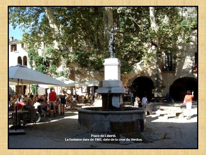 Place de Liberté. La fontaine date de 1907, date de la crue du Verdus.