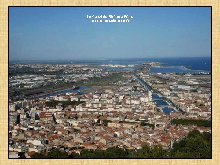 Le Canal du Rhône à Sète. A droite la Méditerranée 