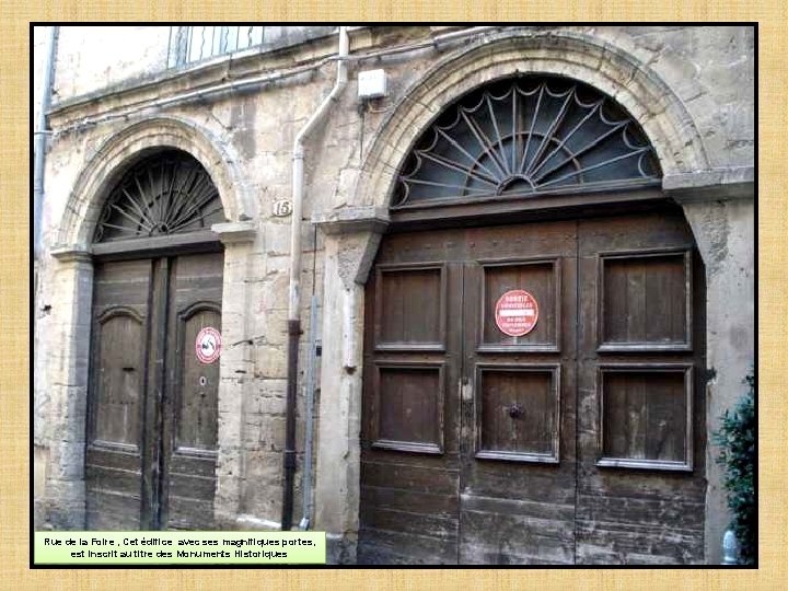 Rue de la Foire , Cet édifice avec ses magnifiques portes, est inscrit au