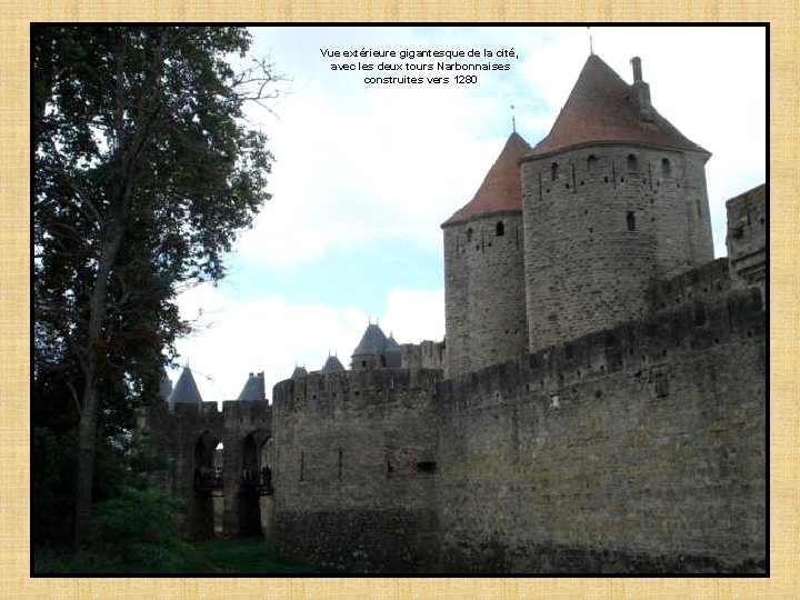 Vue extérieure gigantesque de la cité, avec les deux tours Narbonnaises construites vers 1280